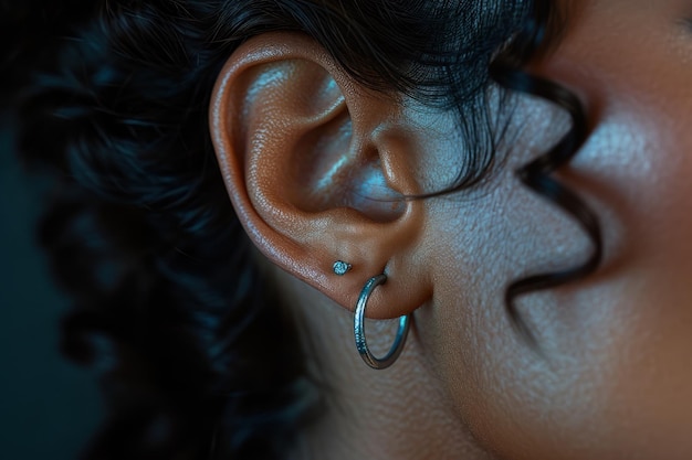 CloseUp dell'orecchio umano con il piercing