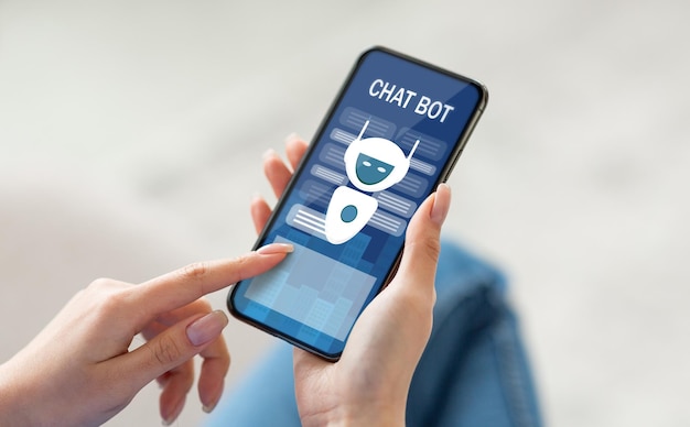 Closeup delle mani di una donna che usa un chatbot sull'interno di una casa con smartphone
