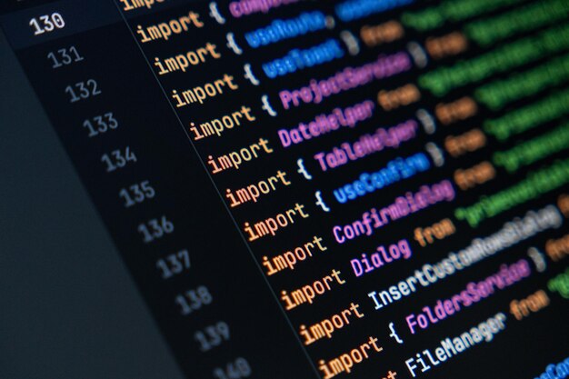 closeup dello schermo del computer con codice JavaScript colorato concentrarsi sullo sviluppo e la programmazione del software di dichiarazione di importazione