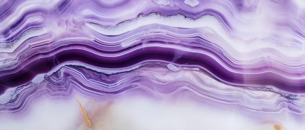 Closeup di cristallo di agata bianco viola astratto lucidato di quarzo naturale con texture di pietra curativa