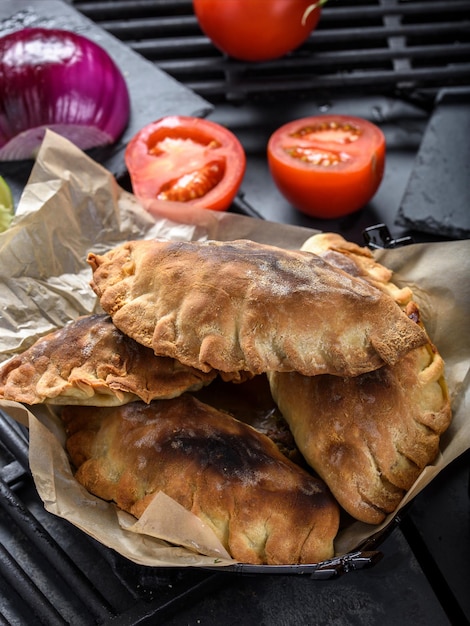 CloseUp di Empanada fatta in casa con carne di manzo fresca e pomodori freschi appetitoso Immagine 4K Ultra HD