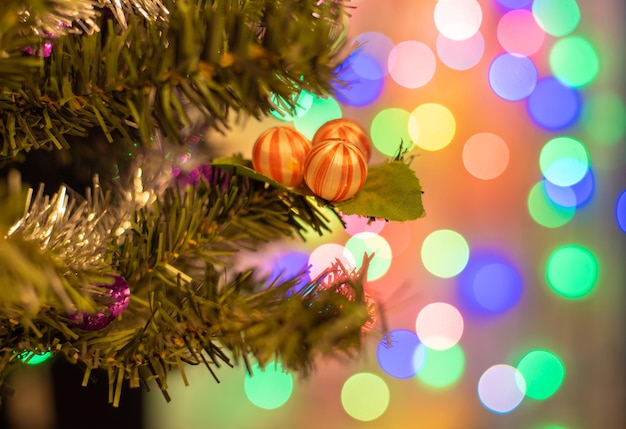 Closeup di palle sull'albero di Natale bokeh ghirlande sullo sfondo concetto di nuovo anno