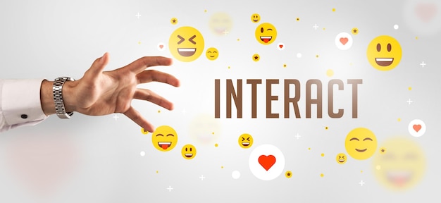 CloseUp di una mano tagliata che indica il concetto di social media