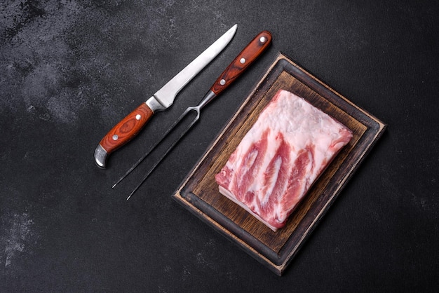 Closeup grasso Lardo salato Lardo fatto in casa su una tavola di legno Prodotto naturale da azienda agricola biologica