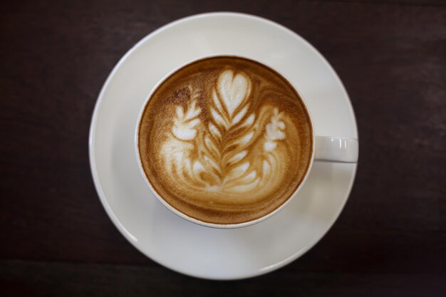 Closeup latte art caffè su tavola di legno Messa a fuoco selettiva