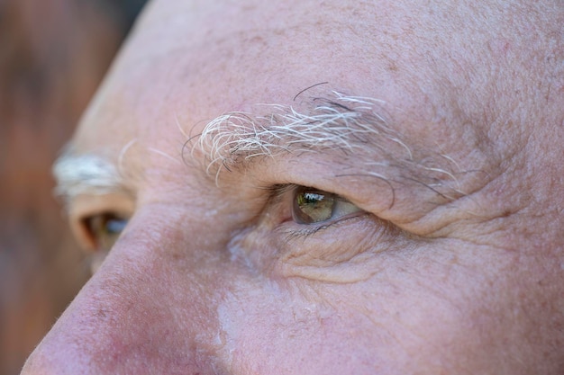 Closeup occhio di uomo anziano caucasico Ritratto di uomo anziano all'aperto Sfondo viso maschile caucasico close up occhi macro
