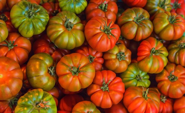 Closeup pomodori sul mercato Messa a fuoco selettiva