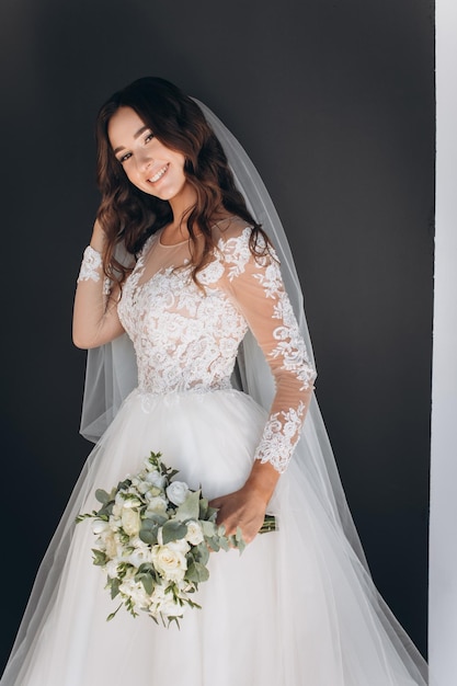 Closeup ritratto di giovane splendida sposa. Nozze. Studio girato.