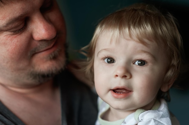 Closeup ritratto di papà e bambino