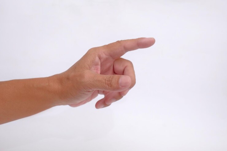 Photo closeup shot of left hand with fore finger pointing forward