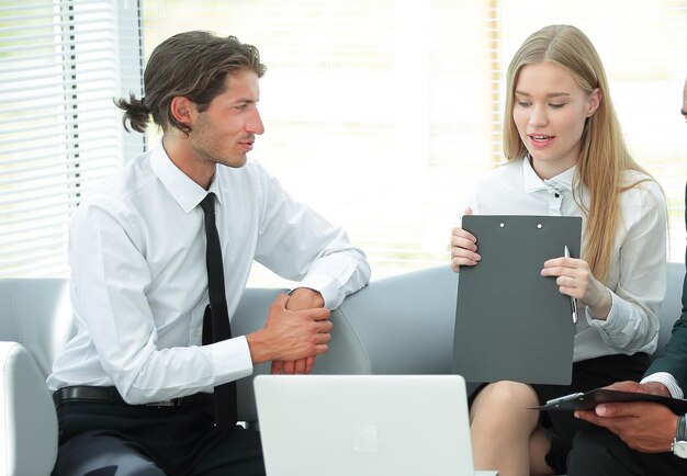 Closeupcolleghi che discutono di problemi di lavoro in ufficio