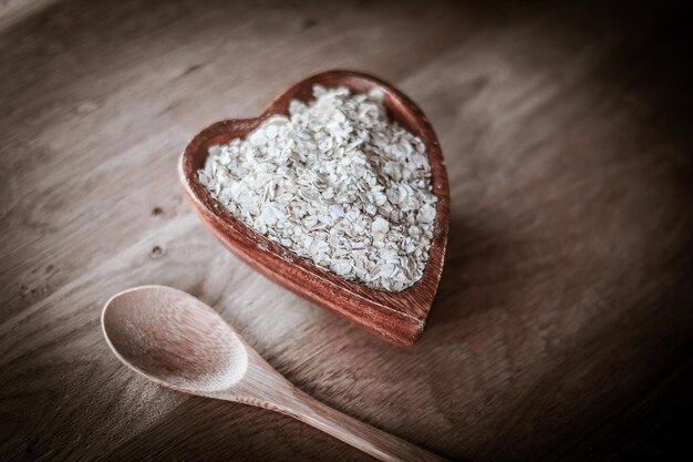 Closeupmuesli e cucchiaio di legno su un tavolo di legno