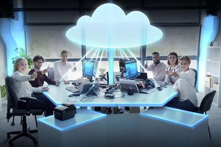 Foto cloud computing, tecnologia futura e concetto di persone - team aziendale con tablet e computer che mostrano il pollice in su in ufficio