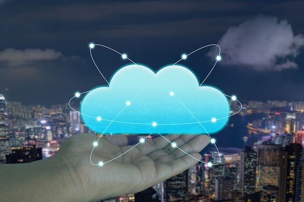 Cloud digitale a portata di mano che rappresenta il networking globale per la tecnologia e l'idea di business.