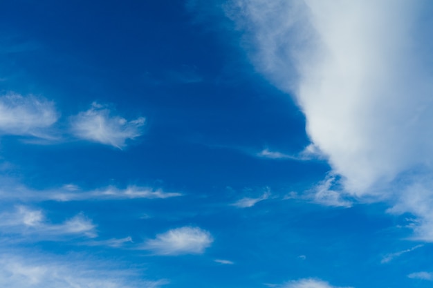 Cloudscape. Cielo blu e nuvola bianca. Giorno soleggiato. Nubi cumuliformi.