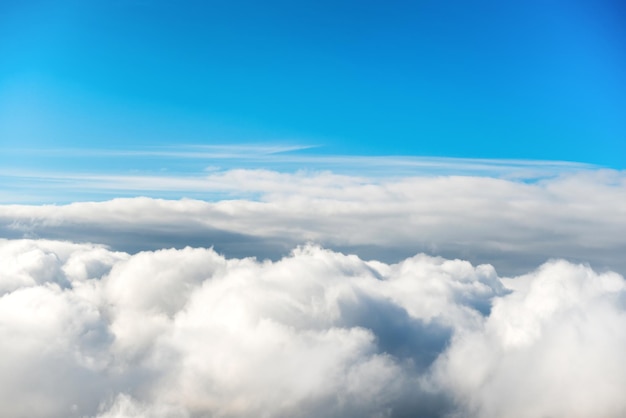 Cloudscape con cielo azzurro e nuvole soffici vista dall'alto