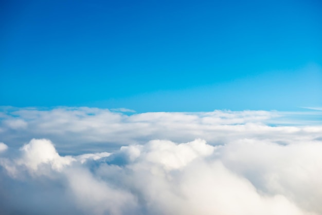 Cloudscape con cielo azzurro e soffici nuvole, vista dall'alto