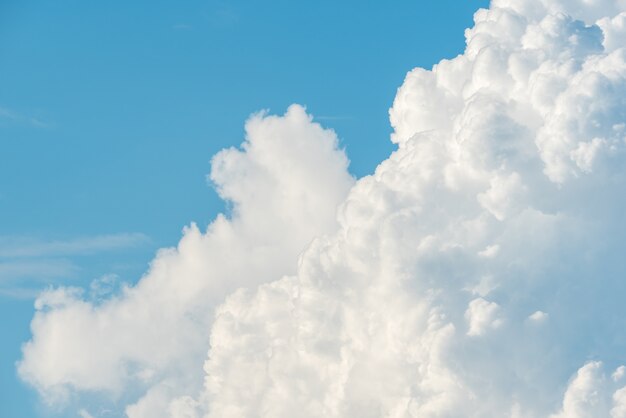 Cloudscape con cielo blu e nuvole bianche