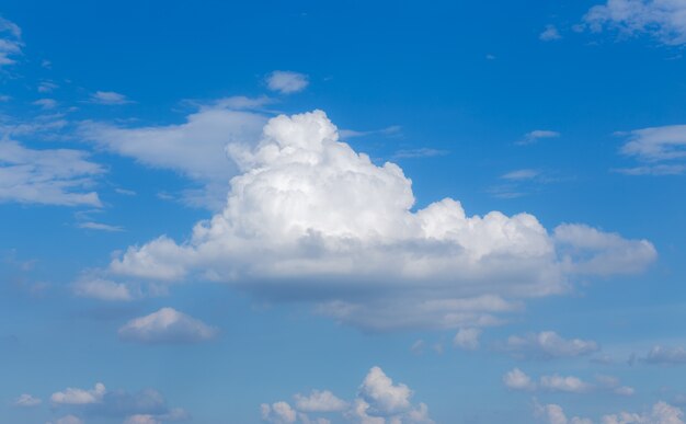 Cloudscape con sfondo azzurro del cielo