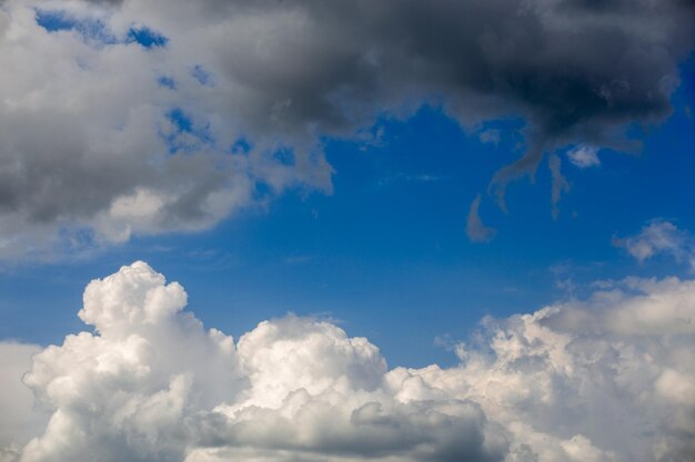 Cloudscape del primo piano della tempesta in arrivo alla luce del giorno di marzo nell'Europa continentale