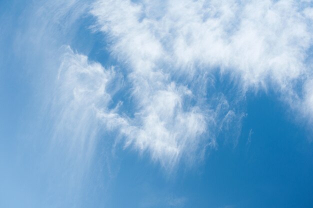 Cloudscape di Cirrostratus o cirri lanuginosi su cielo blu blu.