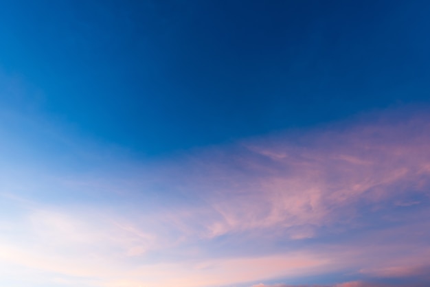 Cloudscape di Cirrostratus o cirri lanuginosi su cielo blu blu.