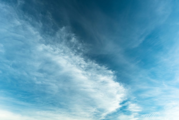 Cloudscape di Cirrostratus o nuvole di cirrus fluffy sul cielo azzurro blu, bel cirrocumulo sul livello di alta quota