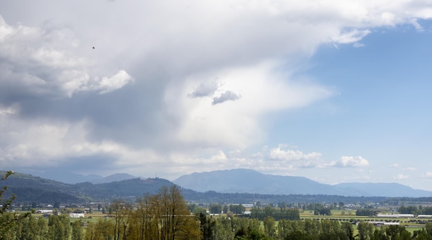 Cloudscape di nuvole bianche gonfie sul paesaggio montano canadese