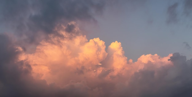 Cloudscape durante lo sfondo del cielo al tramonto