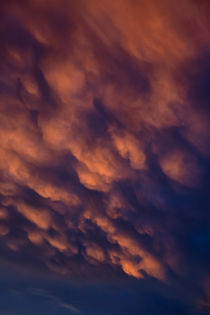 Cloudscape durante un tramonto scuro e colorato