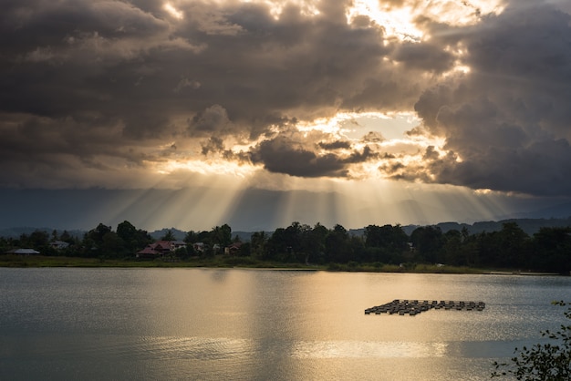 Cloudscape e raggi di sole sul lago