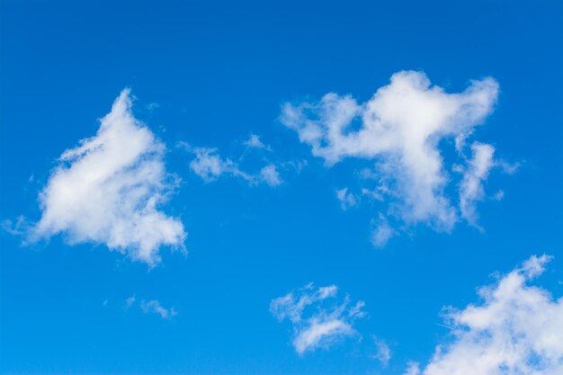 Cloudscape in una giornata di sole