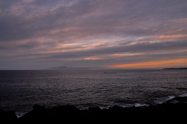 Cloudscape, nuvole colorate al tramonto vicino all'oceano