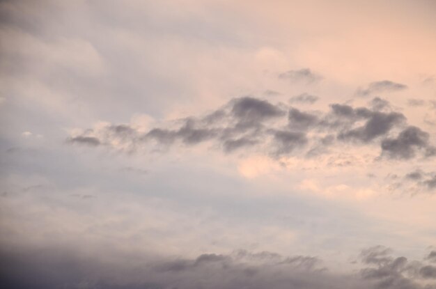 Cloudscape, nuvole colorate al tramonto vicino all'oceano