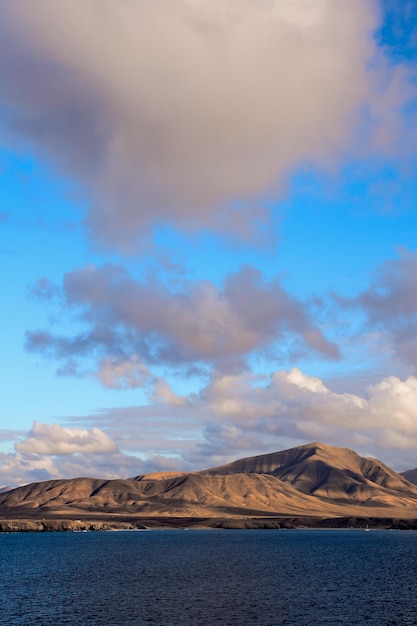 Cloudscape, nuvole colorate al tramonto vicino all'oceano