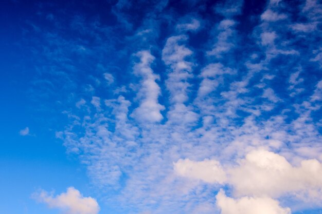 Cloudscape, nuvole colorate al tramonto vicino all'oceano