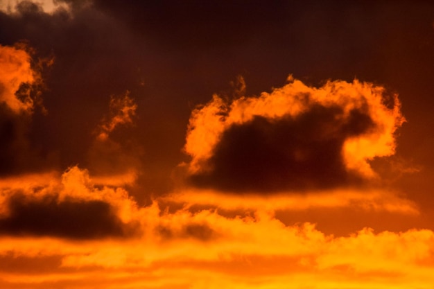 Cloudscape, nuvole colorate al tramonto vicino all'oceano