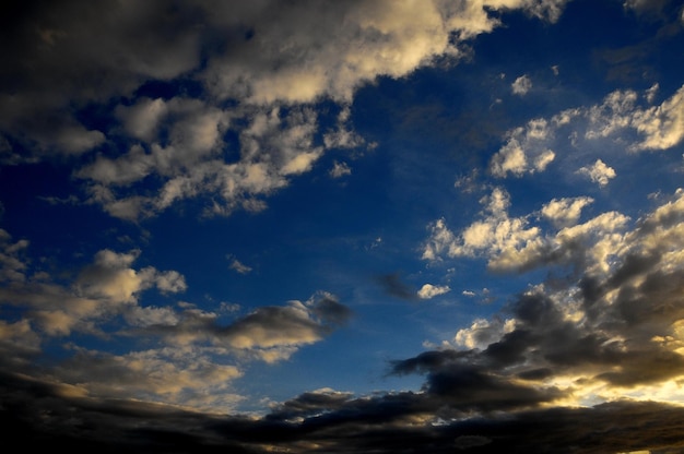 Cloudscape, nuvole colorate al tramonto vicino all'oceano