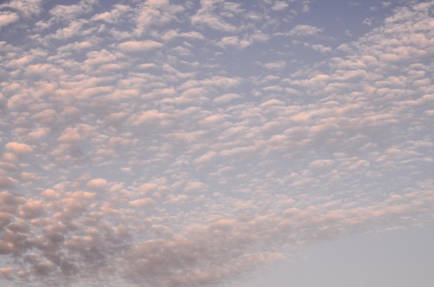 Cloudscape, nuvole colorate al tramonto vicino all'oceano