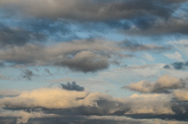 Cloudscape, nuvole colorate al tramonto vicino all'oceano