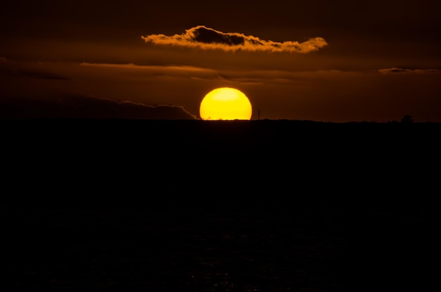 Cloudscape, nuvole colorate al tramonto vicino all'oceano