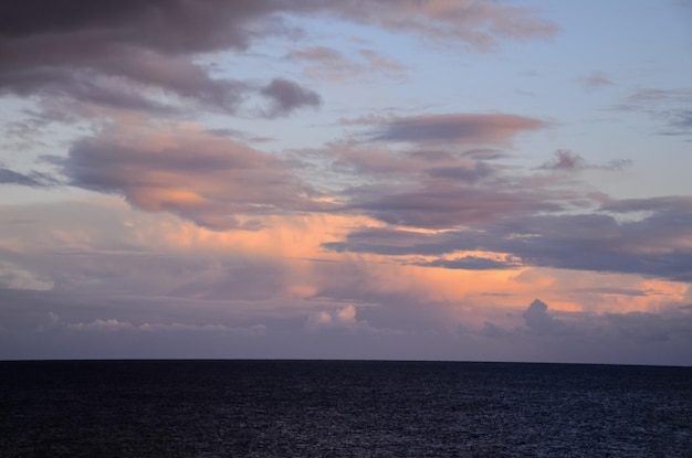 Cloudscape, nuvole colorate al tramonto vicino all'oceano