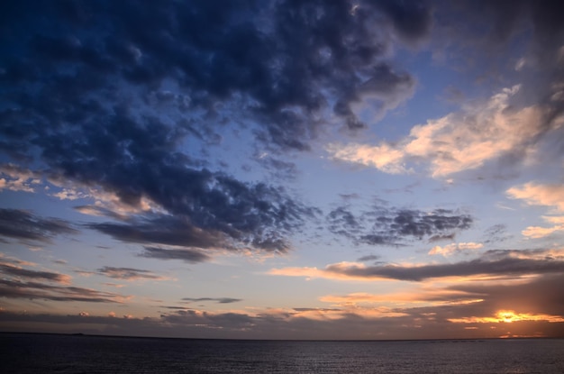 Cloudscape, nuvole colorate al tramonto vicino all'oceano