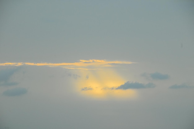 Cloudscape, nuvole colorate al tramonto vicino all'oceano