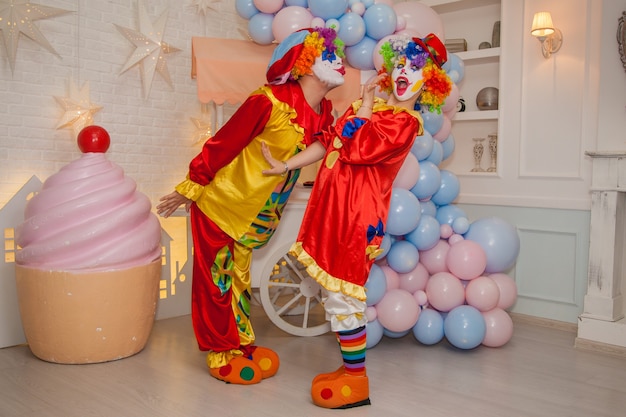 Clown boy con clown girl divertendosi alla celebrazione Espressione di sentimenti