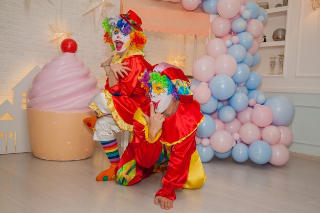 Clown boy e clown girl al compleanno del bambino Divertimento ed emozioni