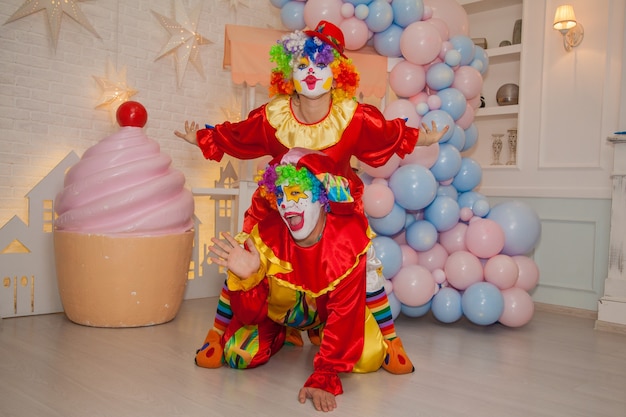 Clown boy e clown girl al compleanno del bambino Divertimento ed emozioni