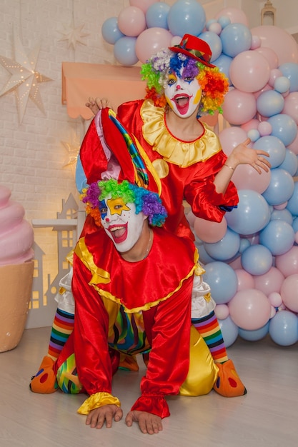 Clown boy e clown girl al compleanno del bambino Divertimento ed emozioni