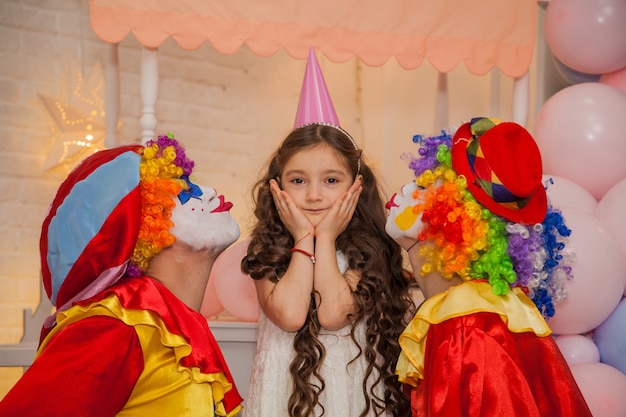 Clown boy e clown girl al compleanno delle ragazze Divertimento e autoindulgenza