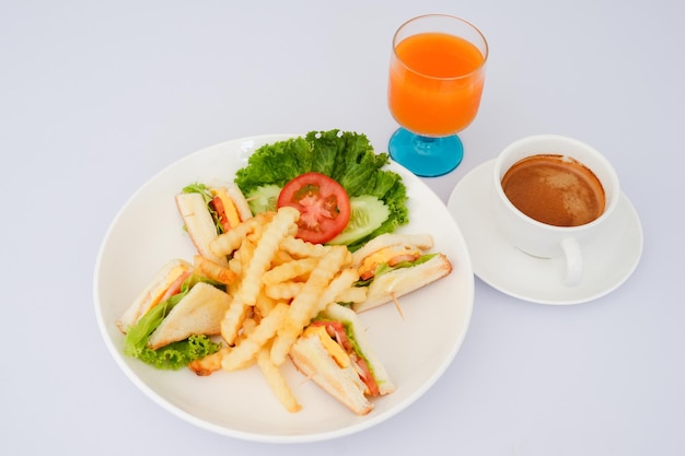 Club sandwich con caffè e succo d'arancia sul tavolo bianco